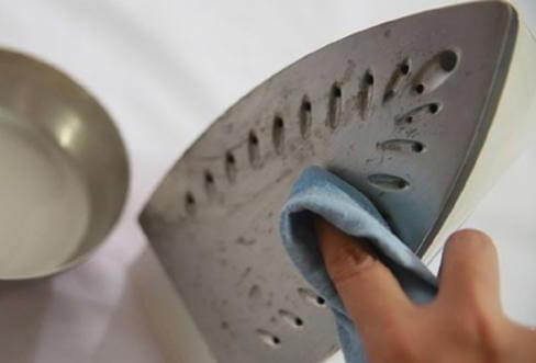 Limpiar suela de la plancha con detergente o lavavajillas 