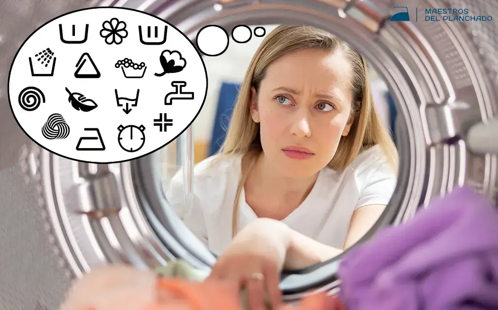 Mujer intentando comprender el significado de los símbolos de la lavadora